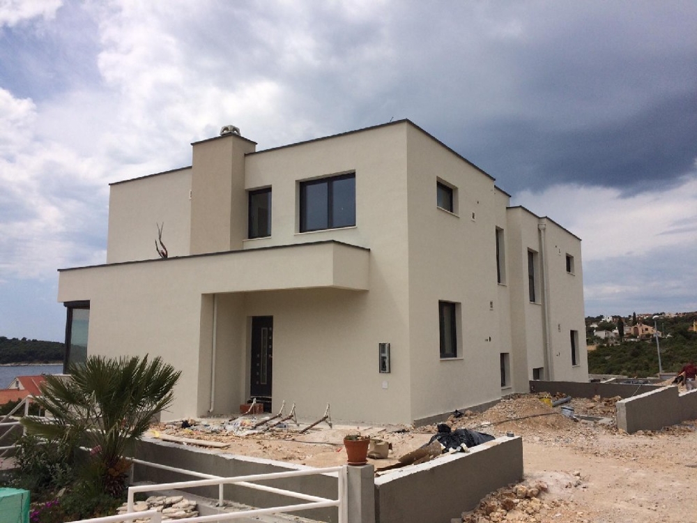 Zadná časť a vchod do budovy.