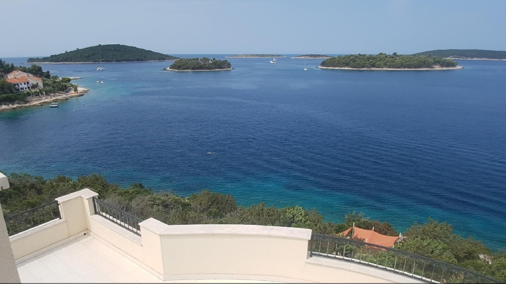 Ďalší obrázok z balkóna s výhľadom na more priamo pri vile na ostrove Šolta.