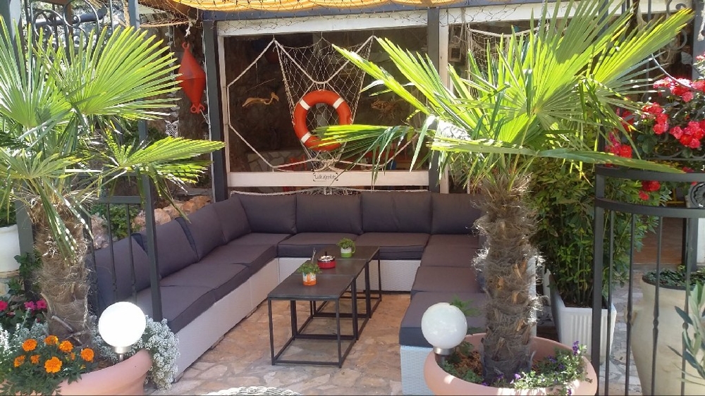 Krytá terasa s niektorými rastlinami vily - Kúpim bytový dom v Chorvátsku.