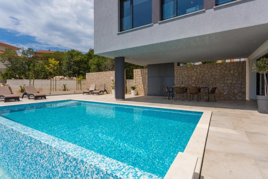 Pohľad na vilu v noci