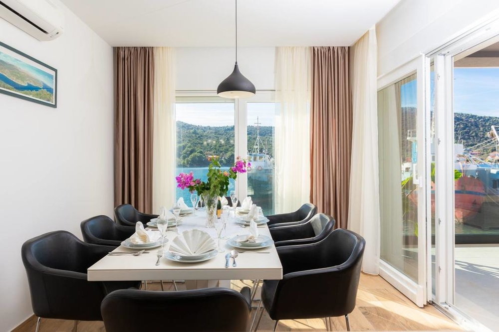 Jedálenský kút s výhľadom na more.