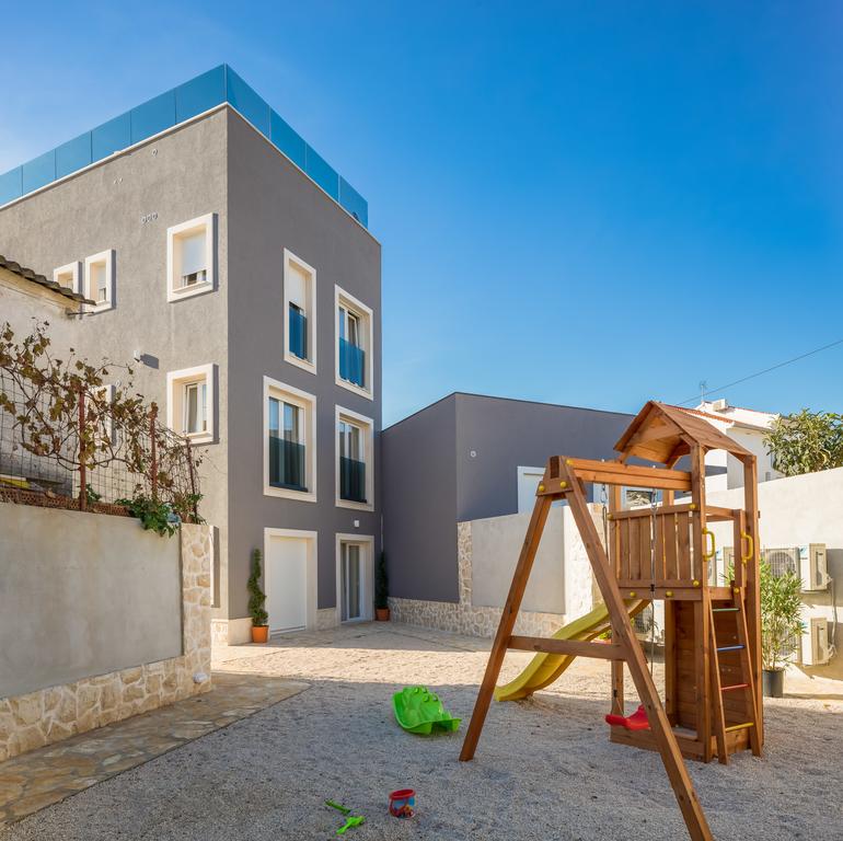 Vnútorný dvor vily H1208 - s detským ihriskom.