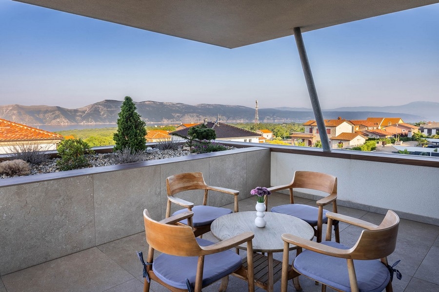 Terasa s krásnym výhľadom na more.