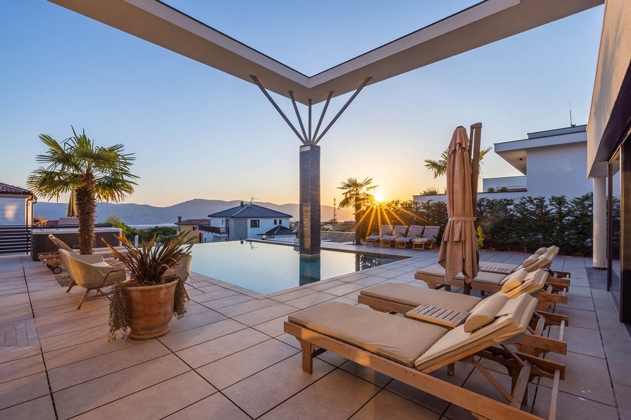 Bazén a výhľad na more.