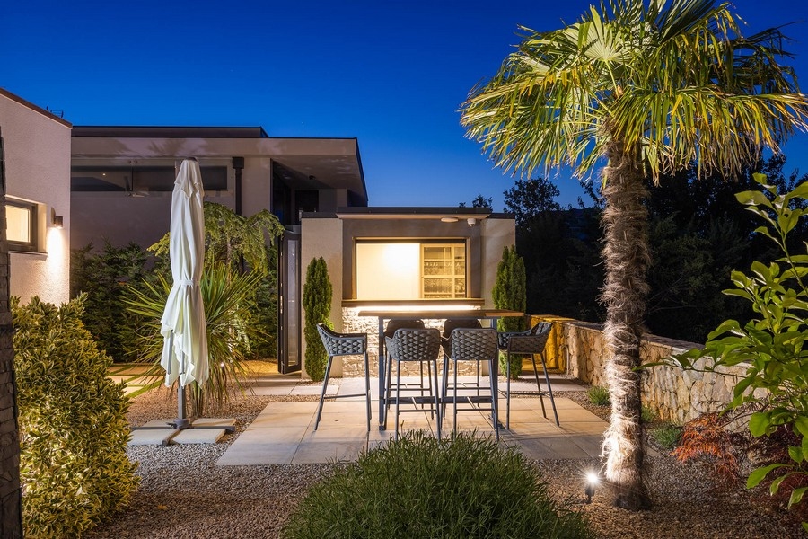 Vonkajší priestor s letnou kuchyňou vily H1217 v Chorvátsku.