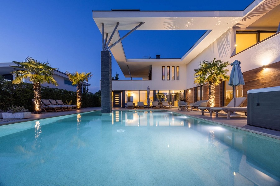 Vila je obklopená krásnou, upravenou záhradou.