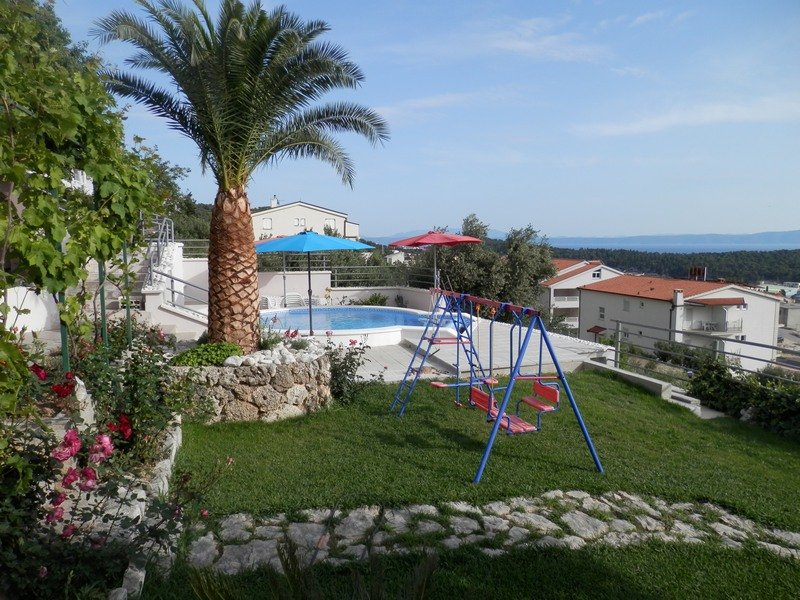 Dom so záhradou a výhľadom na more na predaj v Makarskej, Chorvátsko.