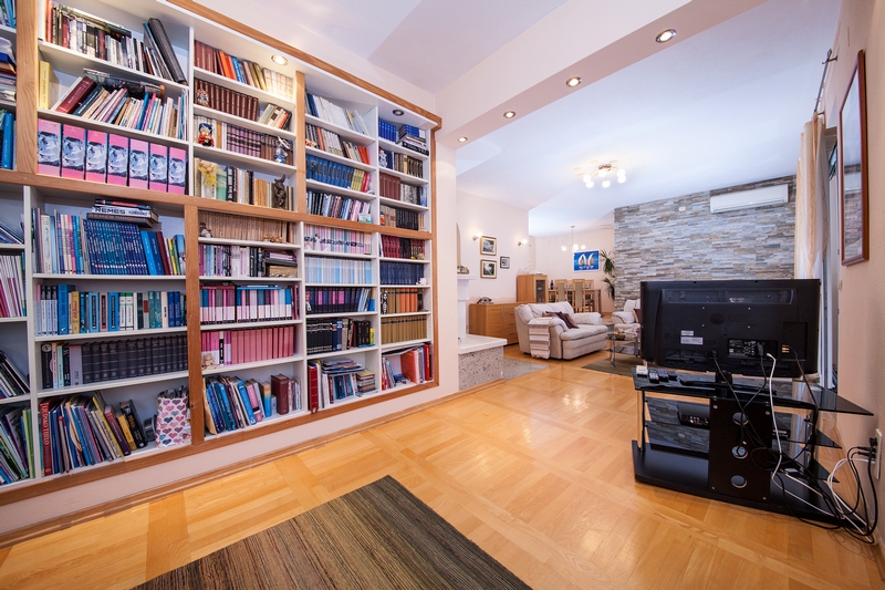 Dom sa ponúka na predaj vrátane kvalitného nábytku.