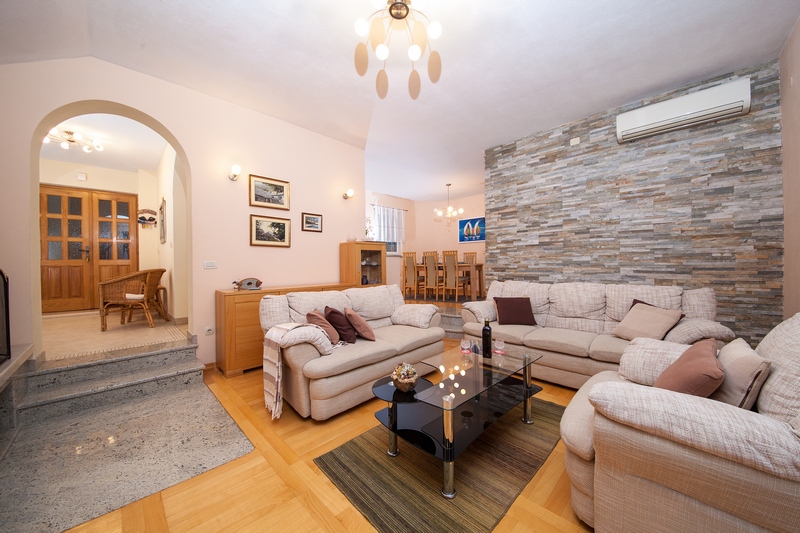 Pohľad do obývacej izby a vstupného priestoru vily H1219 v Makarskej.