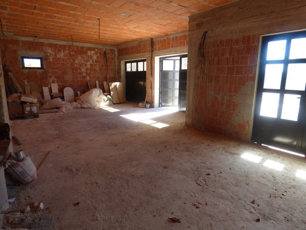 Prízemie / garáže v hrubom stave.