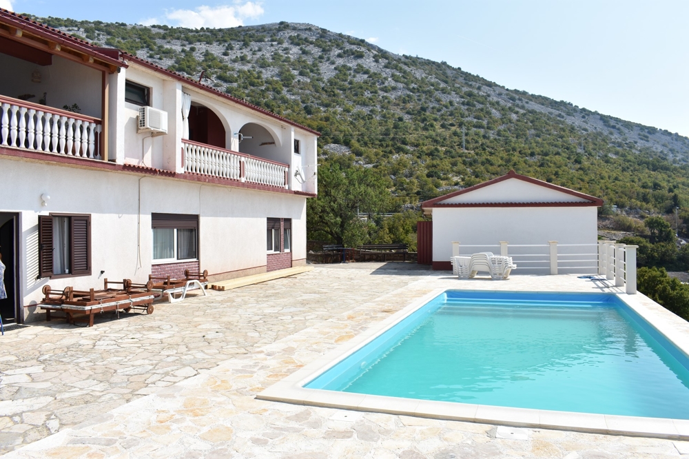 Dom na predaj s panoramatickým výhľadom na more v Chorvátsku, región Karlobag, Kvarnerský záliv.