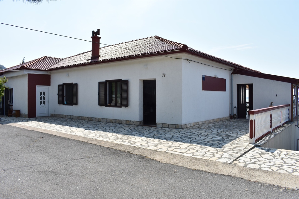 Vstupný priestor a príjazdová cesta k nehnuteľnosti H1240.