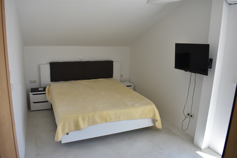 Výhľad na more z terasy na poschodí.