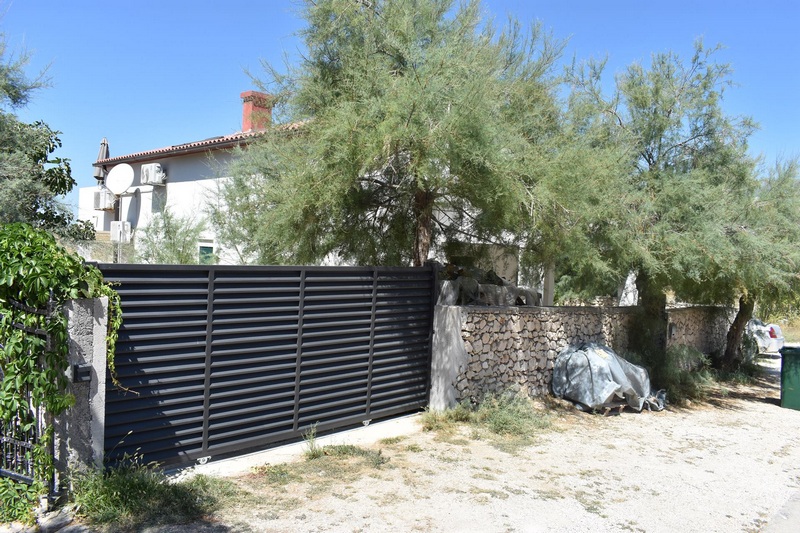 Apartmán so spálňou v podkroví domu H1267 v Chorvátsku.