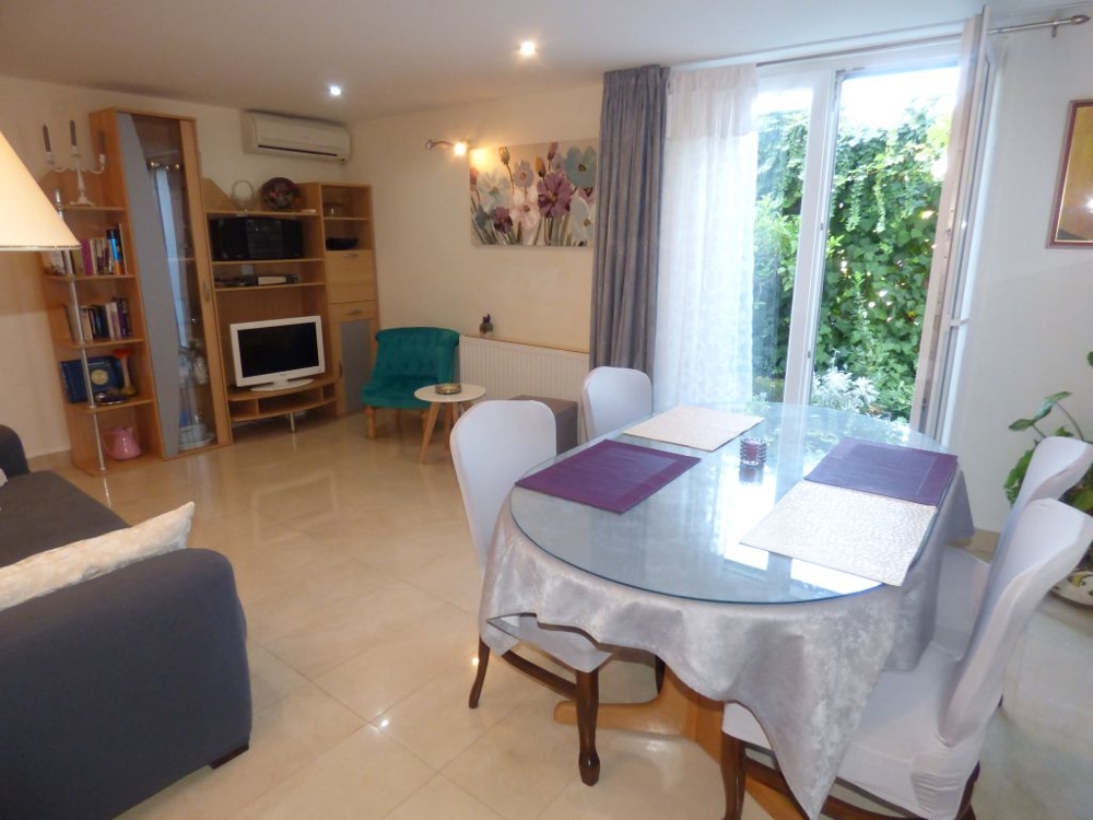 Výhľad na zariadený a klimatizovaný obývací priestor.