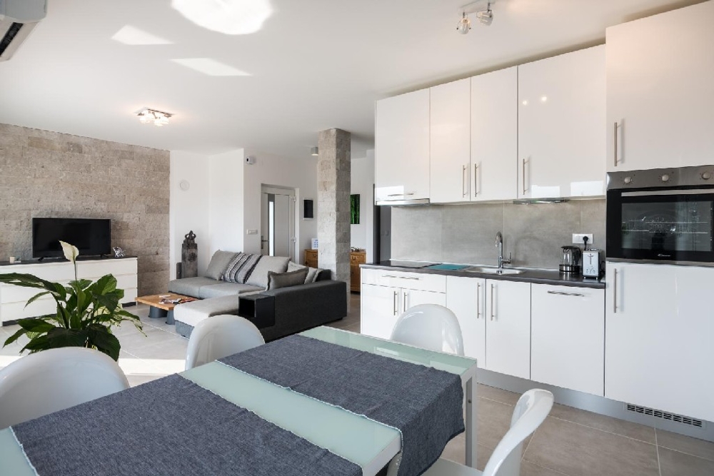 Obývacia izba a jedálenský kút v modernom štýle - Panorama Scouting GmbH.