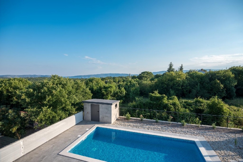 Bazén a výhľad na more.