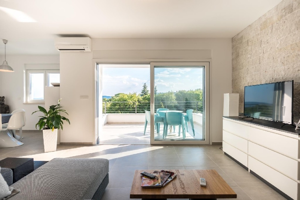 Pohľad na kvalitný interiér vily H1283 na Krku.