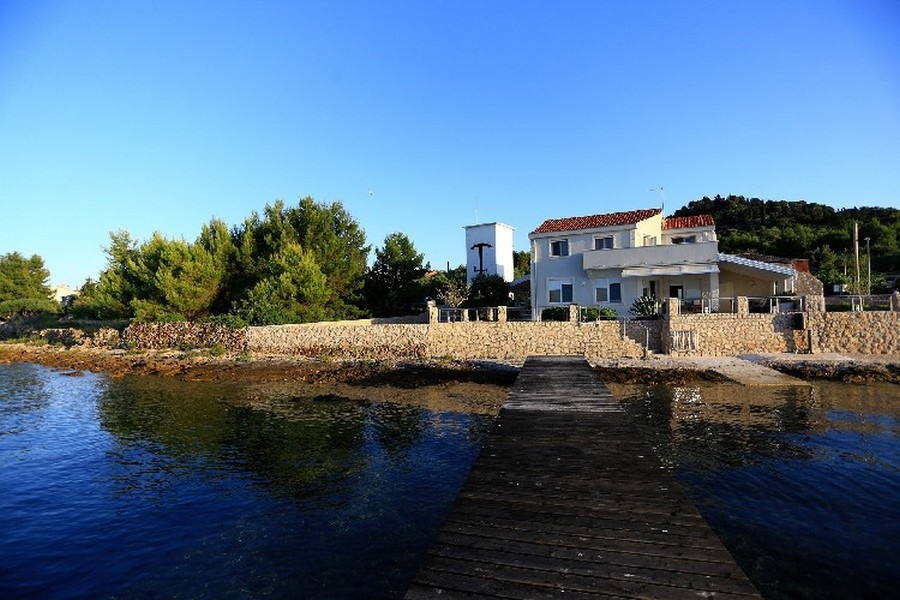 Terasa a výhľad na more z terasy vily v prvom rade na pláž.