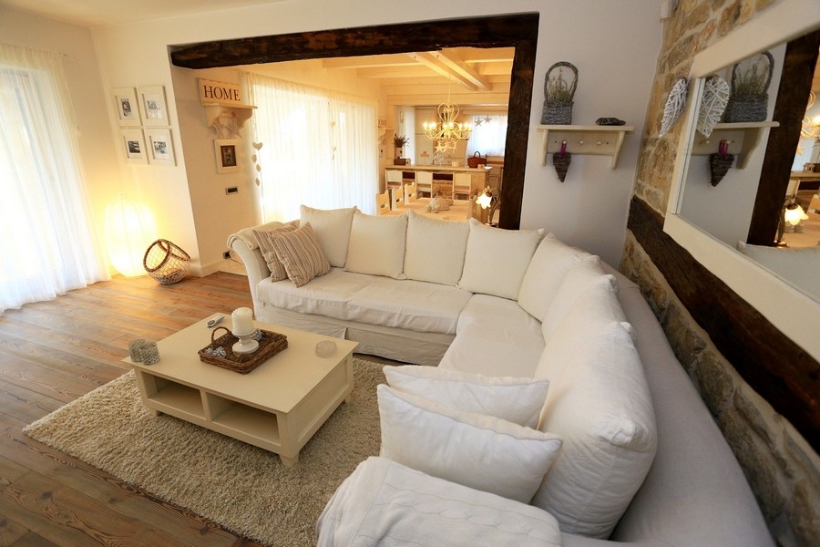 Výhľad na vonkajšiu časť Stredozemného mora s grilom.