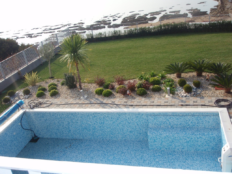 Bazén vo Vile H1376 priamo pri mori v Chorvátsku.