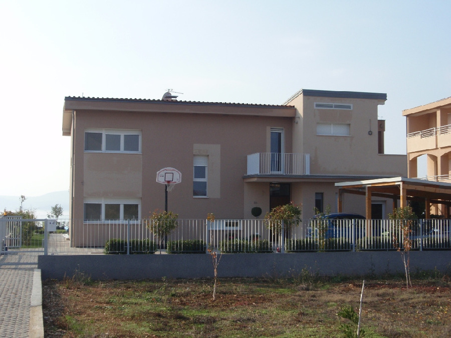 Pohľad na zadnú časť Vily H1376 v Sukošane, Chorvátsko.