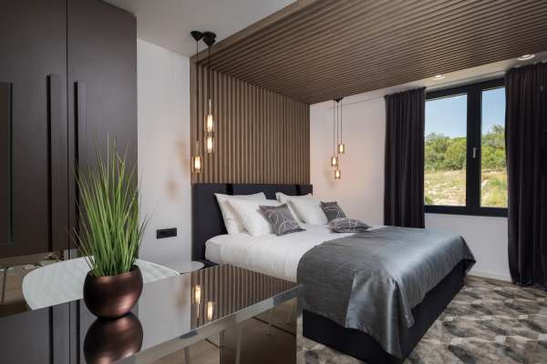 Jedna spálňa nehnuteľnosti so šatníkom a oknom