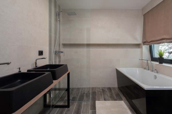 Ďalšia kúpeľňa so sprchovacím kútom a umývadlom