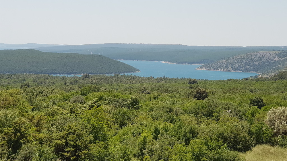 Výhľad na more z kamenného domu H1413 v regióne Rabac / Labin, Istria.