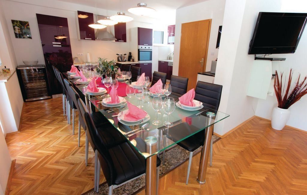 Pohľad dovnútra: Jedáleň a kuchyňa s moderným vybavením.