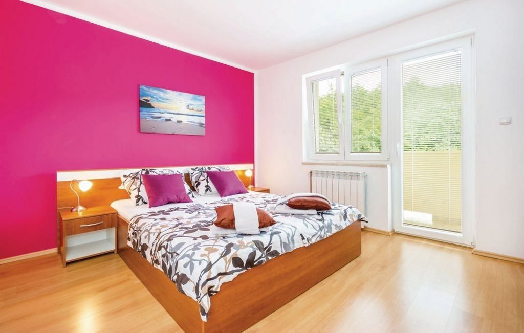 Pohľad na jednu z 13 spální v dome H1424 v Crikvenici, Kvarnerský záliv.