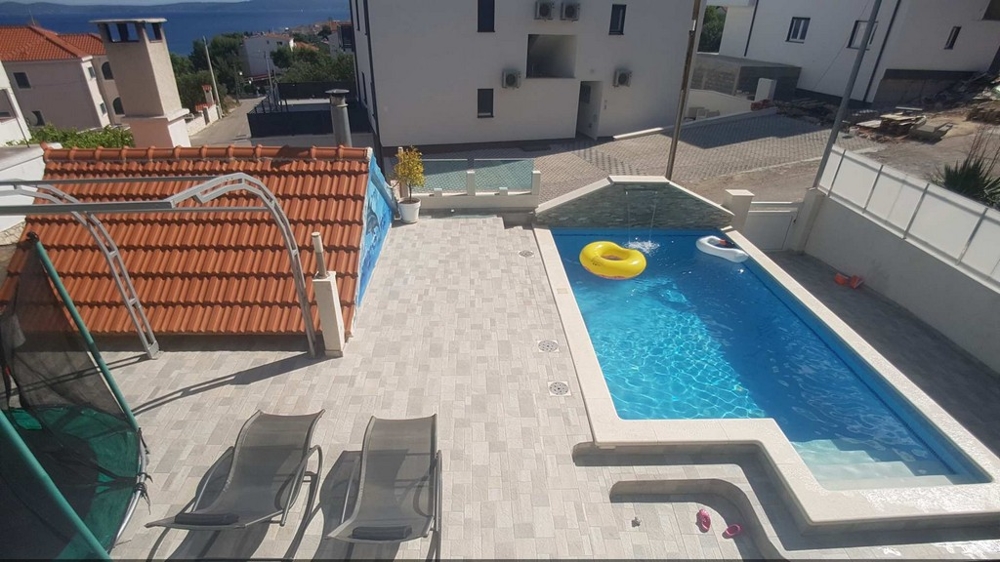 Výhľad z balkóna na terasu a bazén