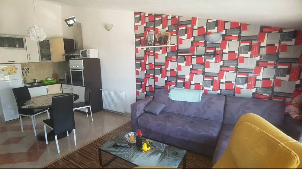 Ďalej obývacia izba s posedením a výhľadom do kuchyne