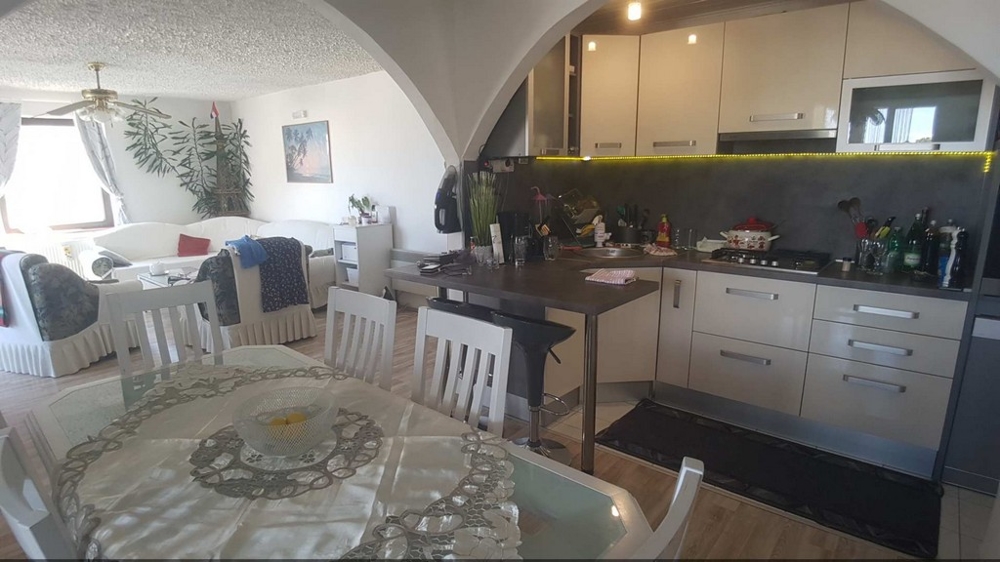 Obývacia a jedálenská časť s kuchynským kútom z H1448