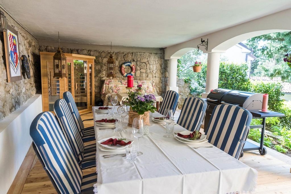 Jedálenský kút s výhľadom do záhrady na krytej terase