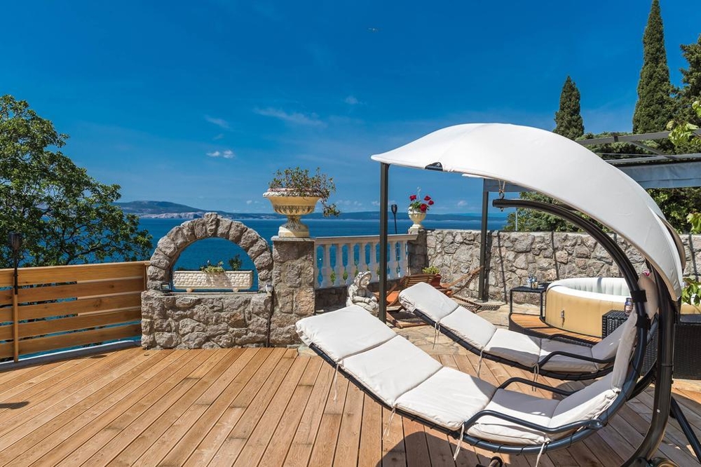 Pohľad na dom a terasu nehnuteľnosti od mora