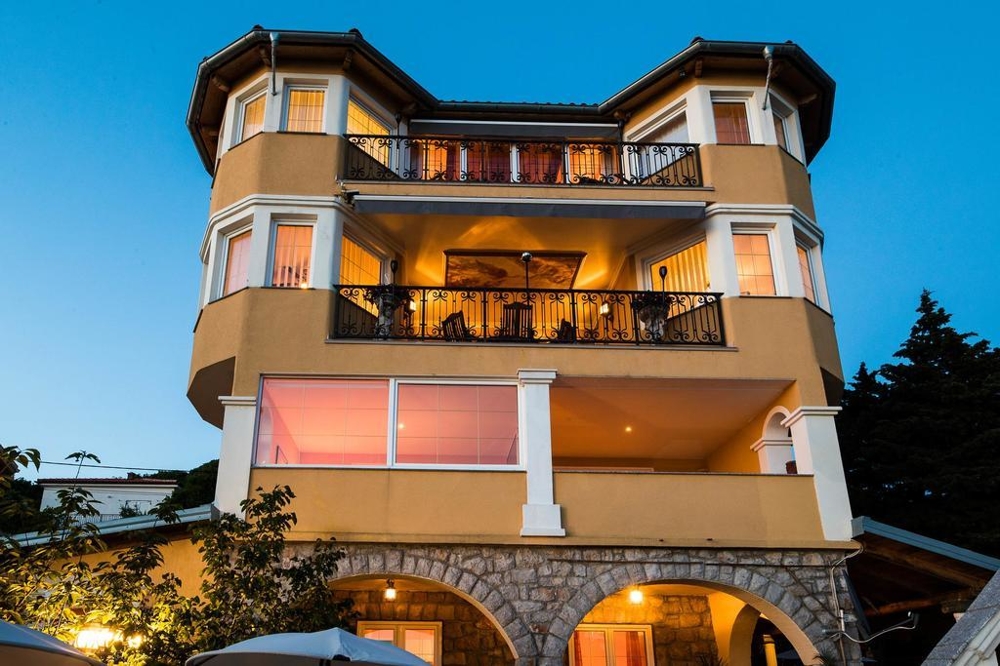 Dom v noci s výhľadom zozadu z terasy