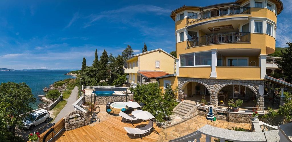 Pohľad na zadnú časť domu s balkónom v Chorvátsku