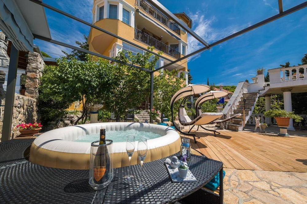 Výhľad na terasu s vírivkou a salónikom