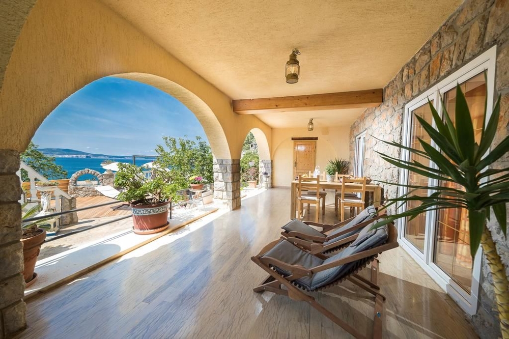 Krytá terasa s vysoko kvalitnou podlahou v Chorvátsku