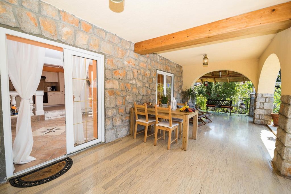 Iná perspektíva na terase s výhľadom na dom a záhradu