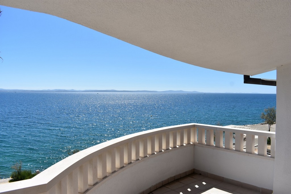 Výhľad z domu do dvora so záhradou v Chorvátsku