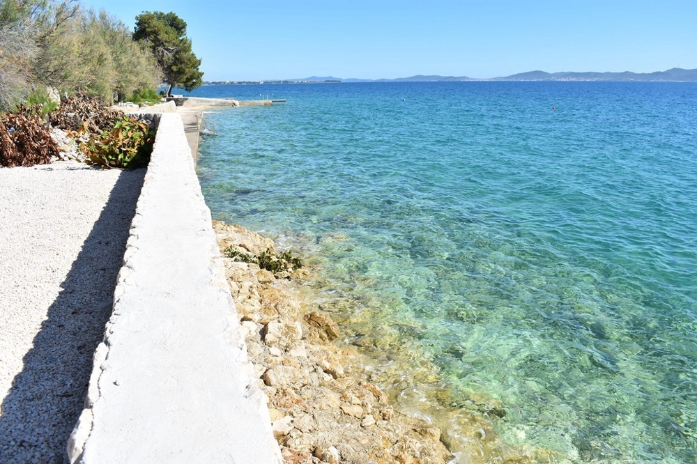 Letná kuchyňa s grilom od H1456 v Chorvátsku