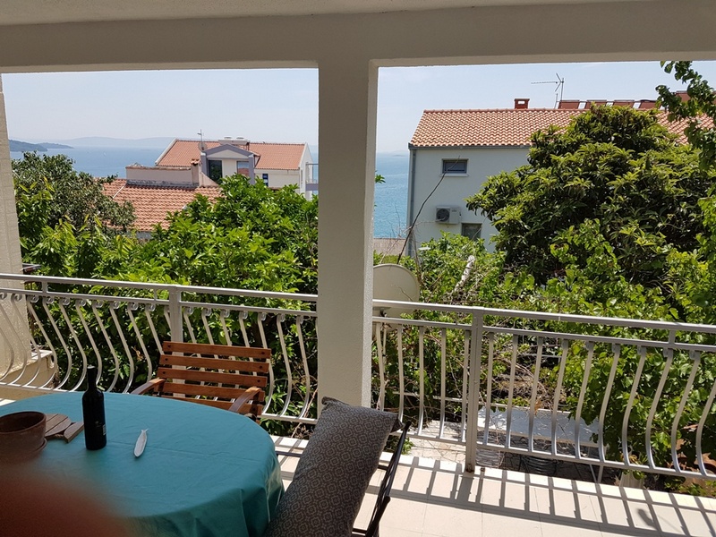 Pohľad na posedenie na terase v záhrade s výhľadom na dom