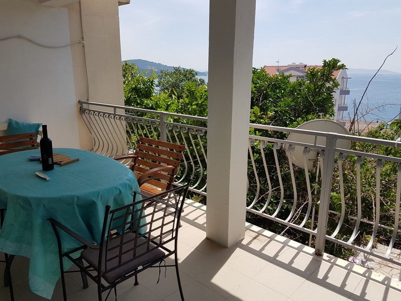 Pohľad z jedálenskej časti spálne s balkónom