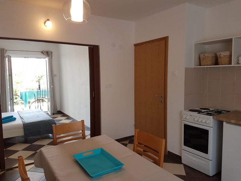 V objekte sa nachádza jedáleň s veľkým jedálenským stolom