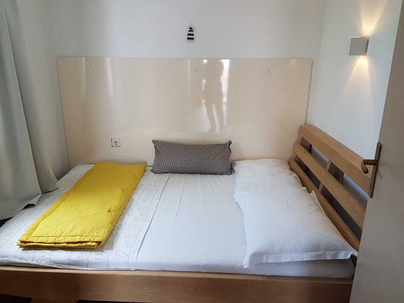 Kúpeľňa objektu so sprchovacím kútom a WC