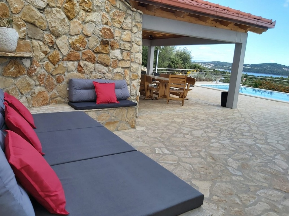 Výhľad z posedenia na terase v regióne Trogir.
