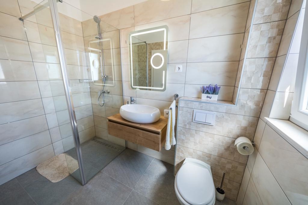 Kúpeľňa so sprchovacím kútom a WC v objekte H1467.