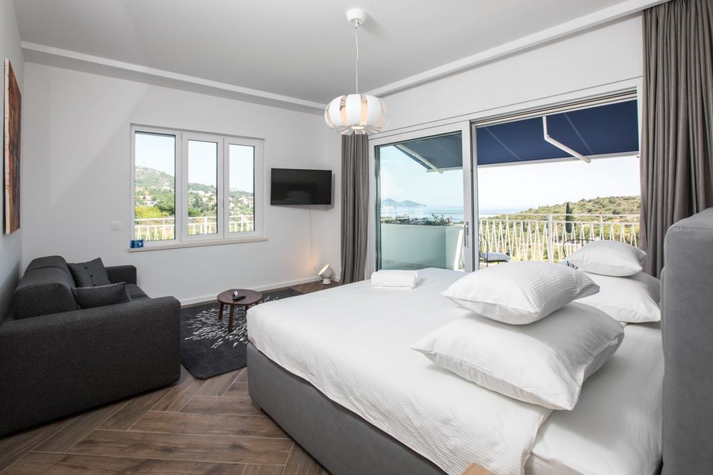 Spálňa s balkónom a výhľadom do zelene.